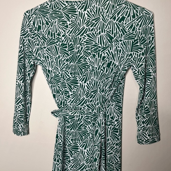 BCBG Maxazria Wrap Green and White Abstract Print Dress with Tie at side size S - Picture 13 of 13